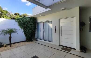 Imagem: A casa possui 3 Dormitórios, 4 Banheiros, 3 Vagas na garagem