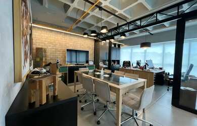 Imagem: O depósito possui 2 Vagas na garagem e 65m² de Área e está