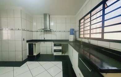 Imagem: A casa à venda possui 3 Dormitórios, 2 Banheiros, 2 Vagas