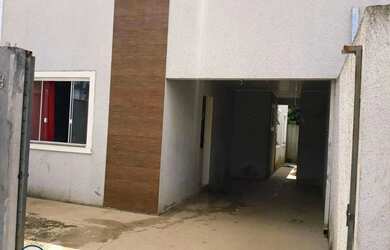 Imagem: A casa possui 2 Dormitórios, 1 Banheiro, 2 Vagas na garagem