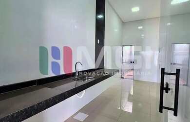 Imagem: A casa possui 3 Dormitórios, 2 Banheiros, 2 Vagas na garagem