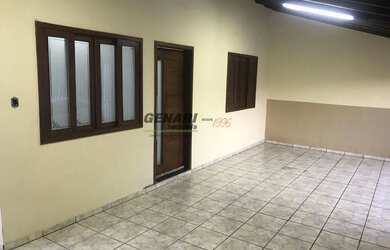 Imagem: A casa possui 2 Dormitórios, 2 Banheiros, 2 Vagas na garagem