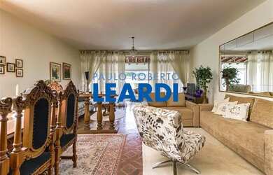 Imagem: A casa possui 3 Dormitórios, 4 Banheiros, 5 Vagas na garagem