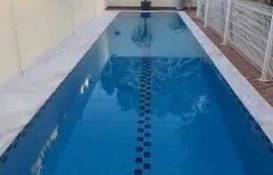 Imagem: A casa possui 4 Dormitórios, 5 Banheiros, 5 Vagas na garagem