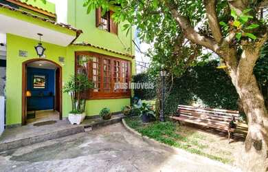 Imagem: A casa possui 4 Dormitórios, 3 Banheiros, 2 Vagas na garagem