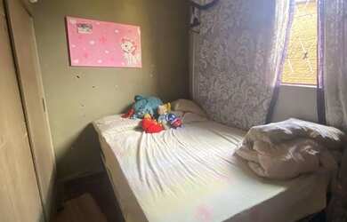 Imagem: A casa possui 3 Dormitórios, 1 Banheiro, 2 Vagas na garagem