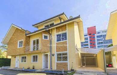 Imagem: A casa possui 3 Dormitórios, 3 Banheiros, 2 Vagas na garagem