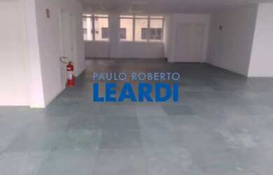 Imagem: O depósito possui 4 Vagas na garagem, 340m² de Área e está