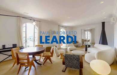 Imagem: O apartamento possui 3 Dormitórios, 5 Banheiros, 4 Vagas na