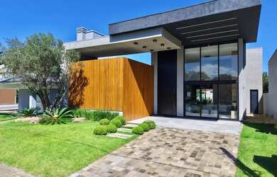 Imagem: A casa em condomínio possui 4 Dormitórios, 5 Banheiros, 2