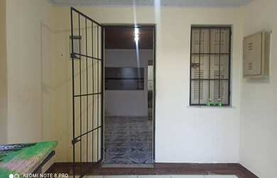 Imagem: A casa possui 2 Dormitórios, 1 Banheiro, 1 Vaga na garagem