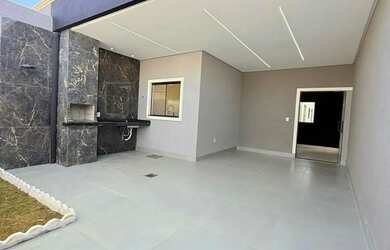 Imagem: A casa possui 3 Dormitórios, 2 Banheiros, 2 Vagas na garagem