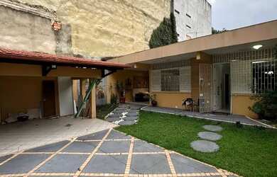 Imagem: A casa possui 4 Dormitórios, 5 Banheiros, 4 Vagas na garagem