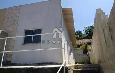 Imagem: A casa possui 1 Dormitório, 1 Banheiro, 1 Vaga na garagem