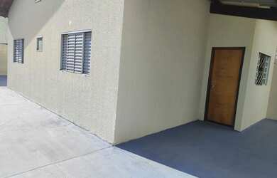 Imagem: A casa possui 2 Dormitórios, 1 Banheiro, 2 Vagas na garagem