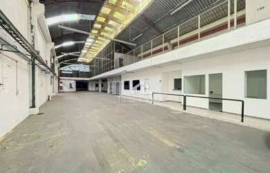 Imagem: O depósito possui 5 Vagas na garagem e 2471m² de Área e está