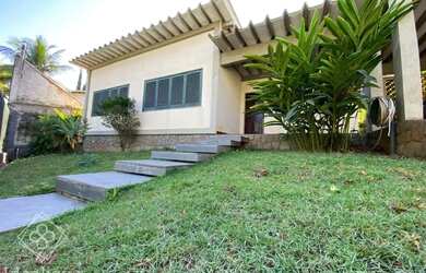 Imagem: A casa possui 3 Dormitórios, 3 Banheiros, 3 Vagas na garagem