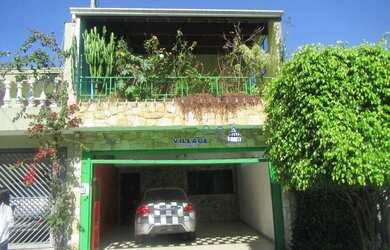 Imagem: A casa possui 3 Dormitórios, 4 Banheiros, 2 Vagas na garagem