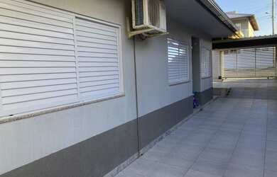 Imagem: A casa possui 3 Dormitórios, 4 Banheiros, 5 Vagas na garagem