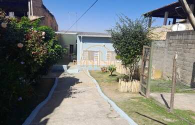 Imagem: A casa possui 2 Dormitórios, 2 Banheiros, 2 Vagas na garagem