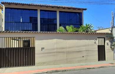 Imagem: A casa possui 5 Dormitórios, 3 Banheiros, 3 Vagas na garagem