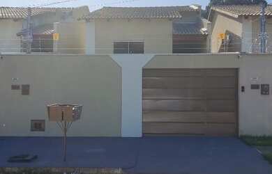 Imagem: A casa possui 3 Dormitórios, 2 Banheiros, 3 Vagas na garagem