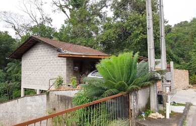 Imagem: A casa possui 2 Dormitórios, 1 Banheiro, 2 Vagas na garagem