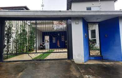 Imagem: A casa possui 4 Dormitórios, 1 Banheiro, 2 Vagas na garagem