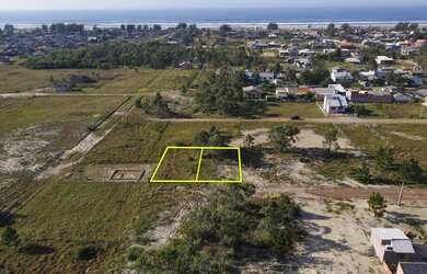 Imagem: O terreno possui 300m² de Área e está localizado em Balneário