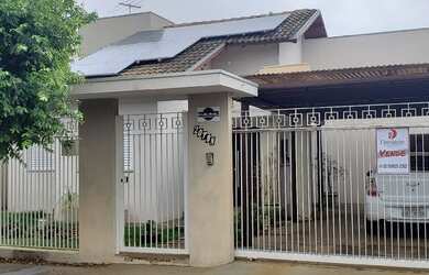 Imagem: A casa possui 3 Dormitórios, 2 Banheiros, 2 Vagas na garagem