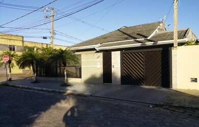 Imagem: A casa possui 3 Dormitórios, 2 Banheiros, 4 Vagas na garagem