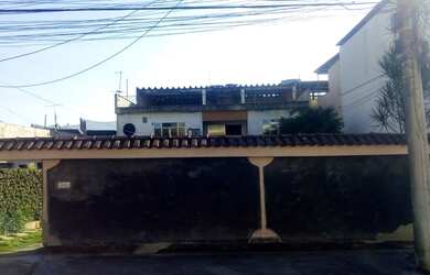 Imagem: A casa possui 4 Dormitórios, 3 Banheiros, 300m² de Área e