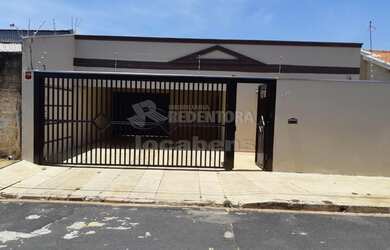 Imagem: A casa possui 3 Dormitórios, 3 Banheiros, 4 Vagas na garagem