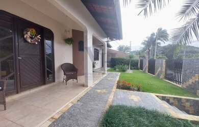 Imagem: A casa possui 4 Dormitórios, 3 Banheiros, 4 Vagas na garagem