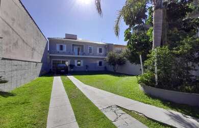 Imagem: A casa possui 3 Dormitórios, 2 Banheiros, 4 Vagas na garagem