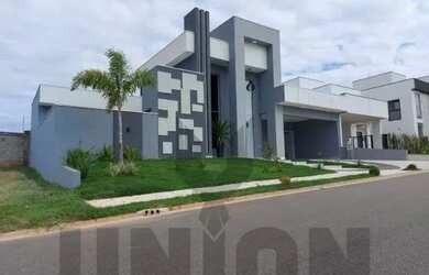 Imagem: A casa em condomínio possui 3 Dormitórios, 4 Banheiros, 2