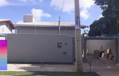 Imagem: A casa possui 1 Dormitório, 1 Banheiro, 1 Vaga na garagem e