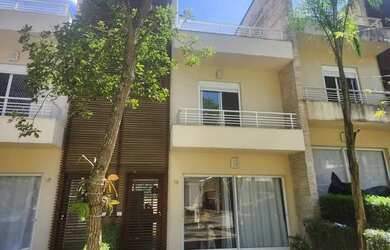 Imagem: A casa em condomínio possui 4 Dormitórios, 3 Banheiros, 2