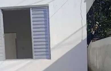 Imagem: A casa possui 2 Dormitórios, 1 Banheiro e está localizado