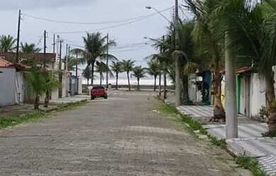 Imagem: A casa possui 2 Dormitórios, 2 Banheiros, 2 Vagas na garagem
