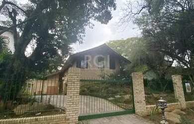 Imagem: A casa possui 4 Dormitórios, 1 Banheiro, 5 Vagas na garagem