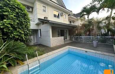 Imagem: A casa em condomínio possui 4 Dormitórios, 4 Banheiros, 3