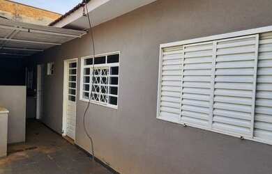 Imagem: A casa possui 2 Dormitórios, 2 Banheiros, 2 Vagas na garagem