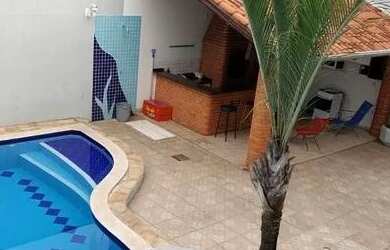 Imagem: A casa possui 3 Dormitórios, 3 Banheiros, 3 Vagas na garagem