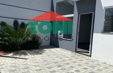 Imagem: A casa possui 3 Dormitórios, 2 Banheiros, 2 Vagas na garagem