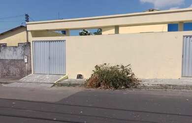 Imagem: A casa possui 3 Dormitórios, 2 Banheiros, 2 Vagas na garagem