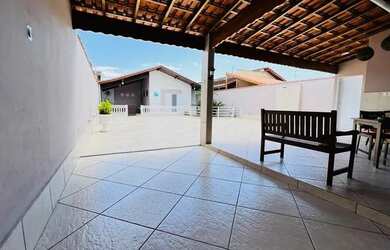 Imagem: A casa possui 3 Dormitórios, 2 Banheiros, 5 Vagas na garagem