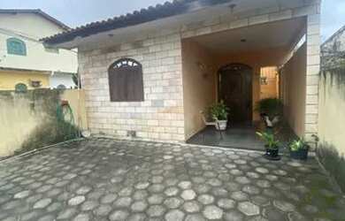 Imagem: A casa possui 3 Dormitórios, 2 Banheiros, 2 Vagas na garagem