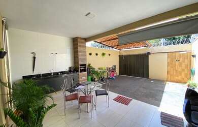 Imagem: A casa possui 3 Dormitórios, 2 Banheiros, 1 Vaga na garagem