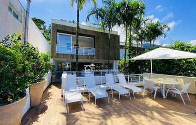 Imagem: A casa em condomínio possui 5 Dormitórios, 5 Banheiros, 2